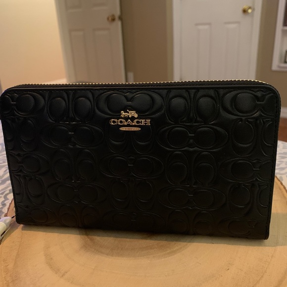 Signature Coach Wallet NWT. 8” X 4.5” - Picture 7 of 9